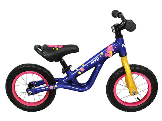 ensemble de vélos pour enfants et adultes. une variété de vélos à